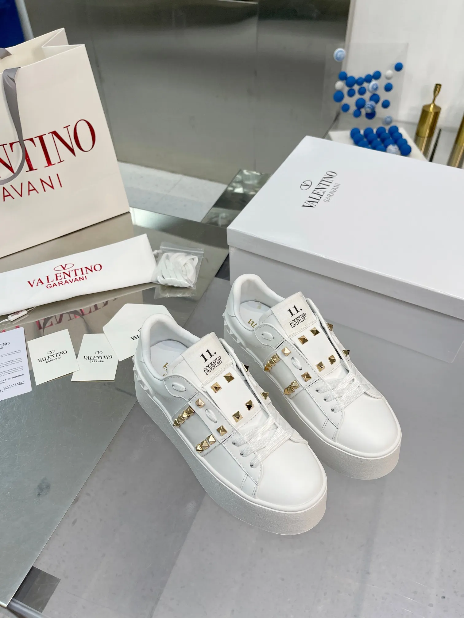 👟👟Ex-factory price 620👟👟 The latest thick-soled high version of Nujia Valentino Valentino 23ss spring and summer thick-soled rivet sports and casual shoes white shoes 2023 latest model hot-selling series hard to find after being launched in Japan super hot classic rivet series with thick sole 6cm higher purchased original development every detail is very exquisite🎁 Upper: silk cowhide splicing Lining: Cowhide lining Outsole: Original synchronized TPR outsole 6cm height increase Size: Female 35-41 (40.41 customized)